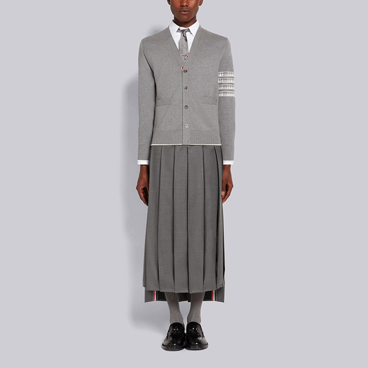 THOM BROWNE SS22  Light Grey V-Neck Knit Sweater with 4-Bar Jacquard Back. MKC386A-Y3006-055 圖 5