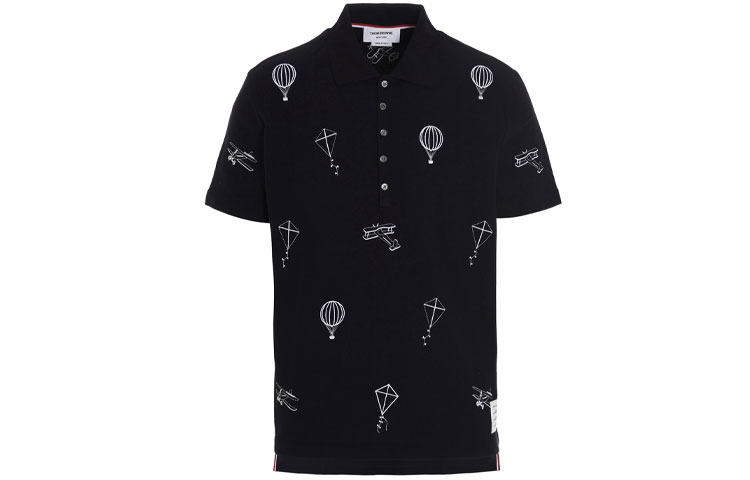 Order Thom Browne SS22 Kaos Polo Lengan Pendek Biru Navy Motif Print. MJP140E-00050-415