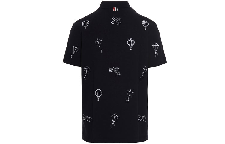 Lookbook Thom Browne SS22 Kaos Polo Lengan Pendek Biru Navy Motif Print. MJP140E-00050-415