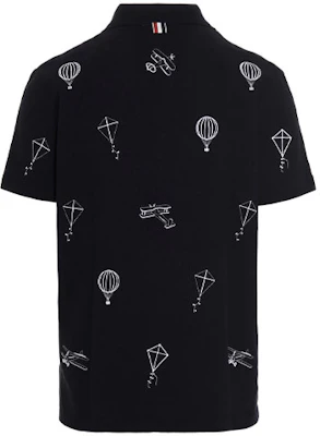 Thom Browne SS22 Kaos Polo Lengan Pendek Biru Navy Motif Print. MJP140E-00050-415 Lookbook Thom Browne SS22 Kaos Polo Lengan Pendek Biru Navy Motif Print. MJP140E-00050-415