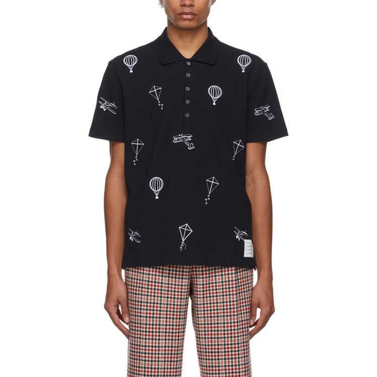 Purchase Thom Browne SS22 Kaos Polo Lengan Pendek Biru Navy Motif Print. MJP140E-00050-415