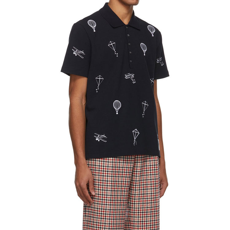 Sizing Thom Browne SS22 Kaos Polo Lengan Pendek Biru Navy Motif Print. MJP140E-00050-415