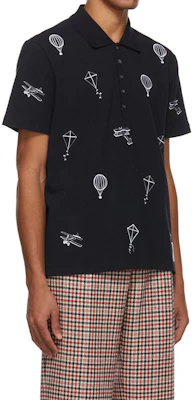 Thom Browne SS22 Kaos Polo Lengan Pendek Biru Navy Motif Print. MJP140E-00050-415 Sizing Thom Browne SS22 Kaos Polo Lengan Pendek Biru Navy Motif Print. MJP140E-00050-415