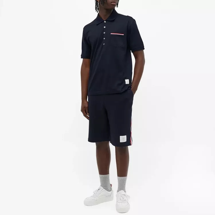 Lookbook 톰브라운 SS22 네이비 스트라이프 포켓 폴로 셔츠. MJP022A-1455-415