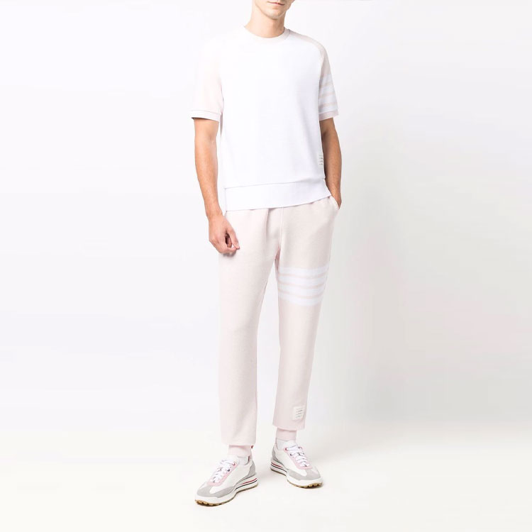 Lookbook THOM BROWNE SS22 Celana Jogger Rajut Pink dengan Empat Garis-Bar. MJQ008H-00535-680-3
