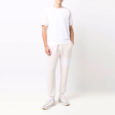THOM BROWNE SS22 Celana Jogger Rajut Pink dengan Empat Garis-Bar. MJQ008H-00535-680-3 Lookbook THOM BROWNE SS22 Celana Jogger Rajut Pink dengan Empat Garis-Bar. MJQ008H-00535-680-3