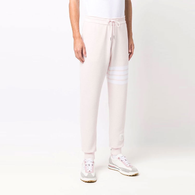 Shop THOM BROWNE SS22 Celana Jogger Rajut Pink dengan Empat Garis-Bar. MJQ008H-00535-680-3