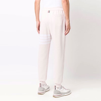 THOM BROWNE SS22 Celana Jogger Rajut Pink dengan Empat Garis-Bar. MJQ008H-00535-680-3 Purchase THOM BROWNE SS22 Celana Jogger Rajut Pink dengan Empat Garis-Bar. MJQ008H-00535-680-3