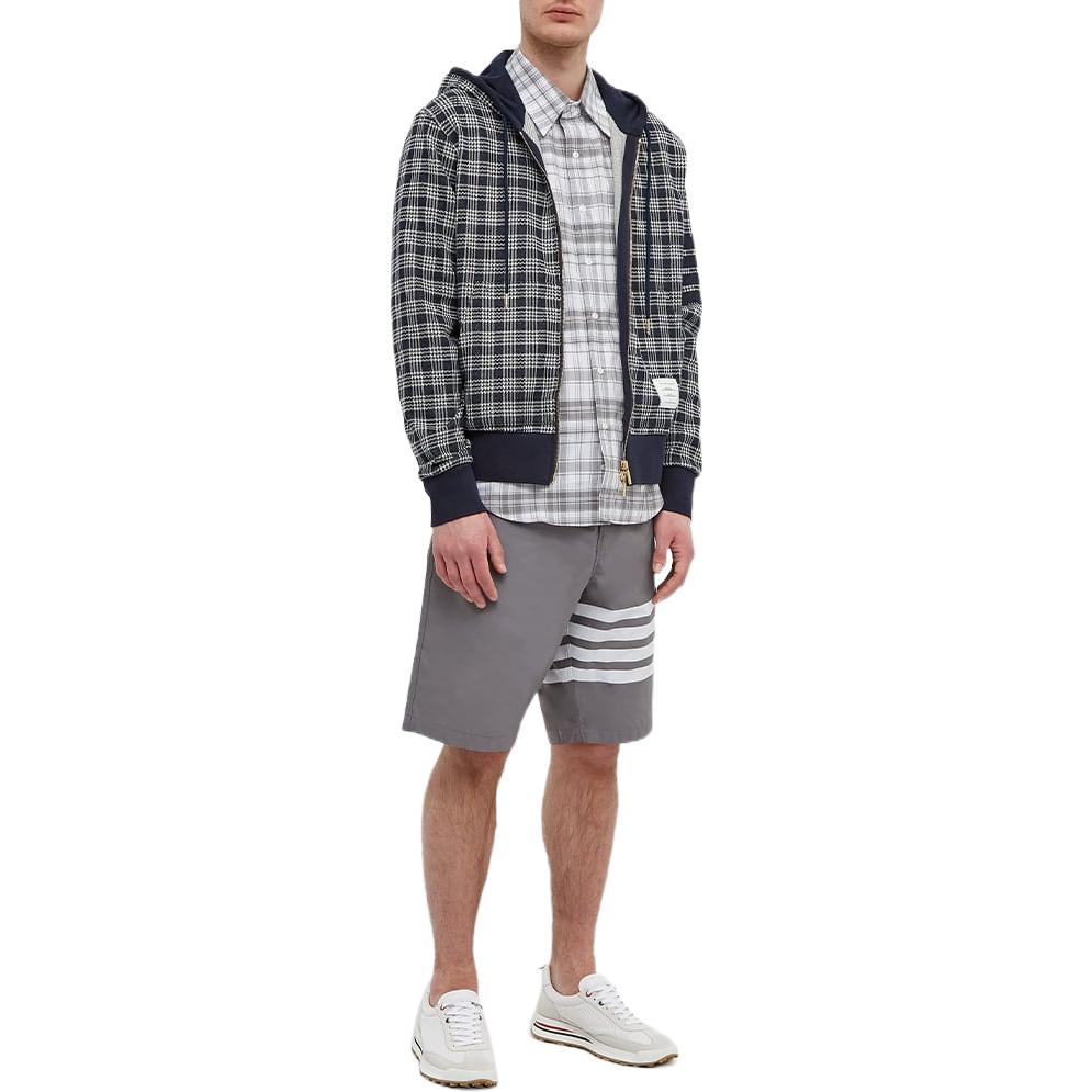 Lookbook THOM BROWNE SS22 Pantalones Cortos Clásicos Rayas Gris Oscuro Edición Verano MTT029A-07538-035