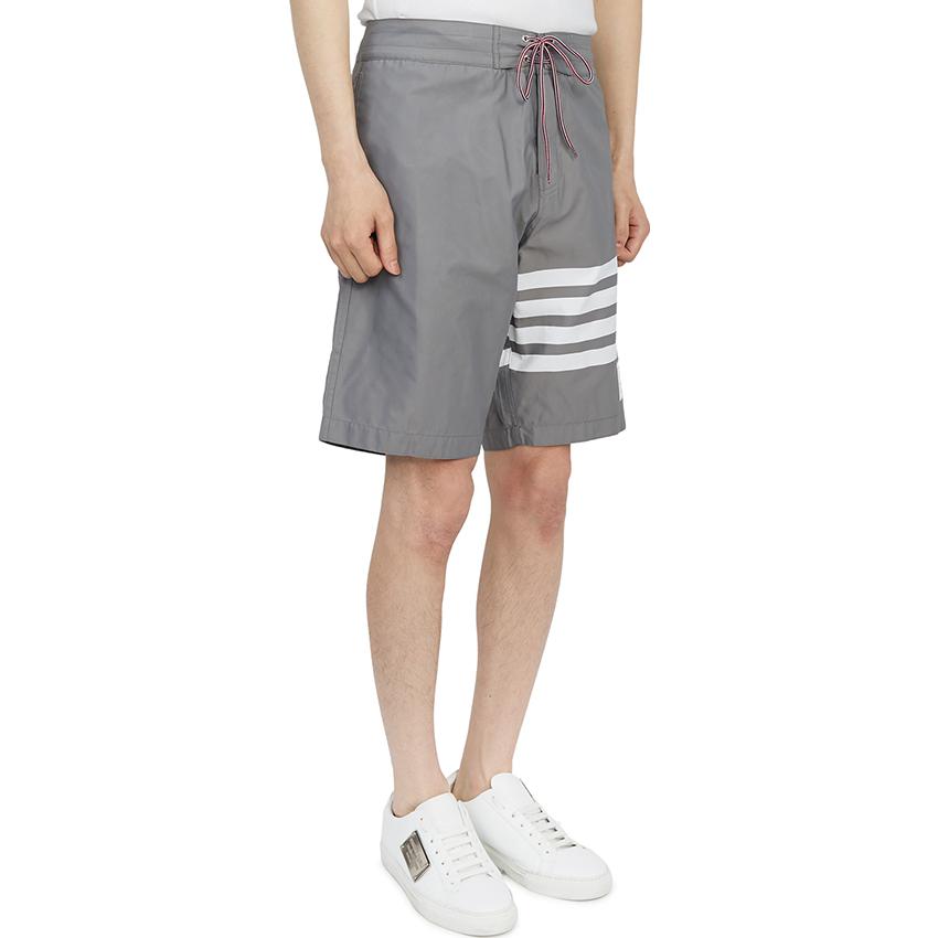 Details for THOM BROWNE SS22 Pantalones Cortos Clásicos Rayas Gris Oscuro Edición Verano MTT029A-07538-035