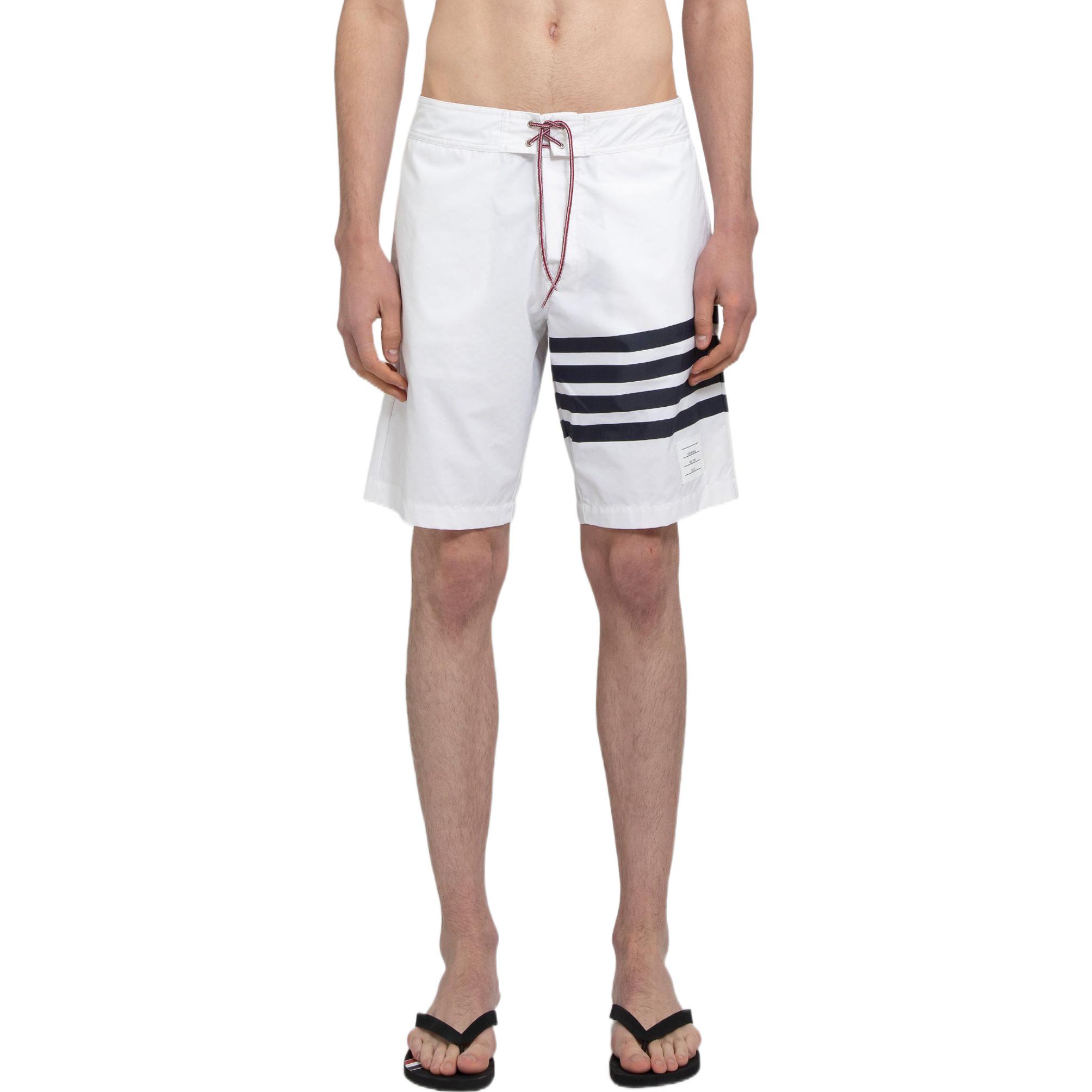 Shop 톰브라운 SS22 클래식 스트라이프 여름 화이트 캐주얼 반바지 - 패션. MTT029A07538-100