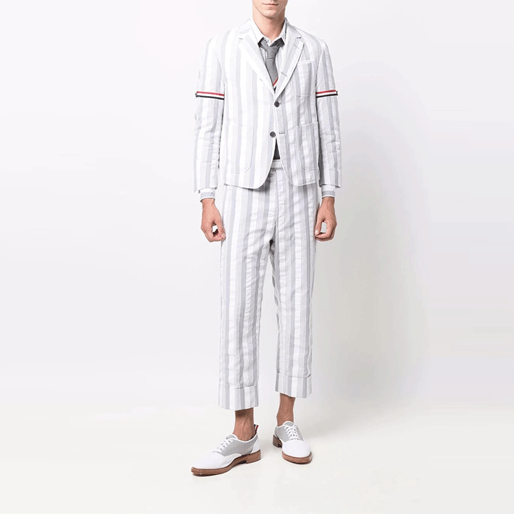 Lookbook 톰 브라운 SS22 그레이 시어서커 긴팔 셔츠 사틴 암 디테일 MWL301A-07879-035