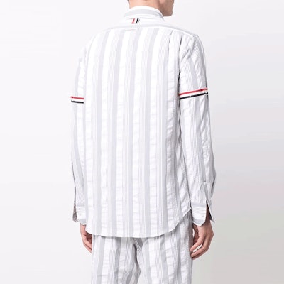 톰 브라운 SS22 그레이 시어서커 긴팔 셔츠 사틴 암 디테일 MWL301A-07879-035 Purchase 톰 브라운 SS22 그레이 시어서커 긴팔 셔츠 사틴 암 디테일 MWL301A-07879-035