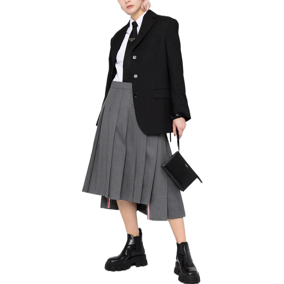 Lookbook 톰 브라운 SS22 하이웨이스트 비대칭 헴 플리츠 미디 스커트 그레이. FGC400V-00626-035