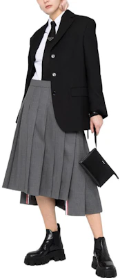 톰 브라운 SS22 하이웨이스트 비대칭 헴 플리츠 미디 스커트 그레이. FGC400V-00626-035 Lookbook 톰 브라운 SS22 하이웨이스트 비대칭 헴 플리츠 미디 스커트 그레이. FGC400V-00626-035