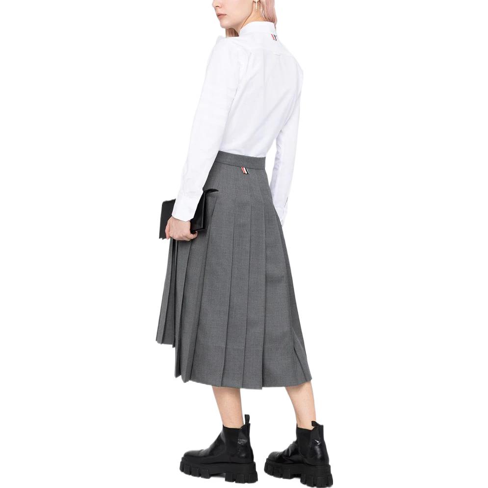 Shop 톰 브라운 SS22 하이웨이스트 비대칭 헴 플리츠 미디 스커트 그레이. FGC400V-00626-035