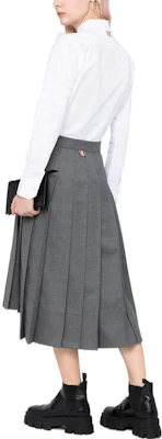 톰 브라운 SS22 하이웨이스트 비대칭 헴 플리츠 미디 스커트 그레이. FGC400V-00626-035 Shop 톰 브라운 SS22 하이웨이스트 비대칭 헴 플리츠 미디 스커트 그레이. FGC400V-00626-035