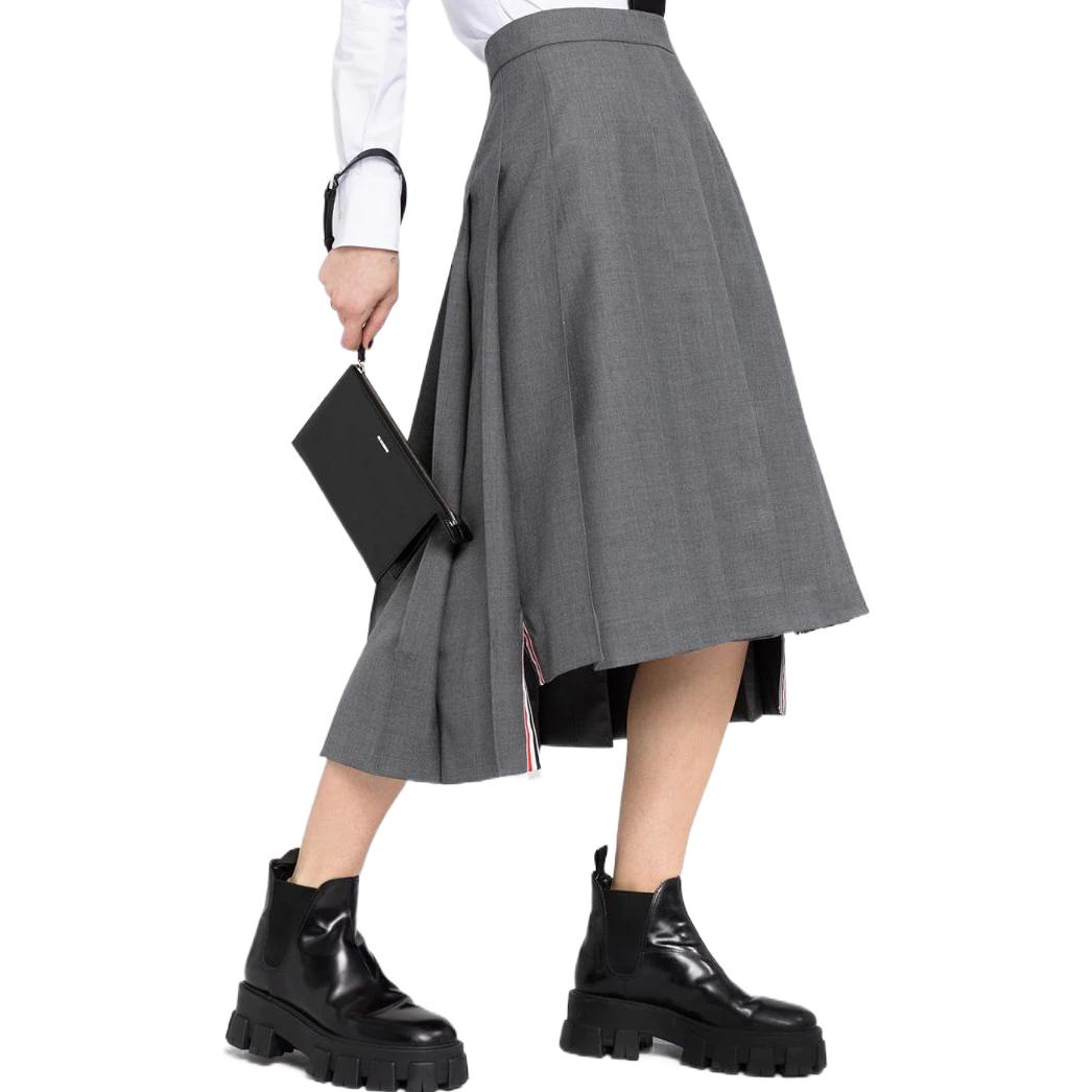 Purchase 톰 브라운 SS22 하이웨이스트 비대칭 헴 플리츠 미디 스커트 그레이. FGC400V-00626-035
