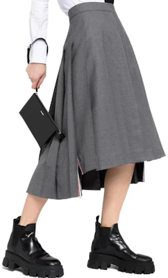 톰 브라운 SS22 하이웨이스트 비대칭 헴 플리츠 미디 스커트 그레이. FGC400V-00626-035 Purchase 톰 브라운 SS22 하이웨이스트 비대칭 헴 플리츠 미디 스커트 그레이. FGC400V-00626-035