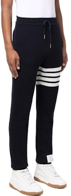 톰 브라운 SS22 네이비 4-바 줄무늬 조거 팬츠 유니섹스 커플 스타일. MJQ142-AJ0012-415 Shop 톰 브라운 SS22 네이비 4-바 줄무늬 조거 팬츠 유니섹스 커플 스타일. MJQ142-AJ0012-415