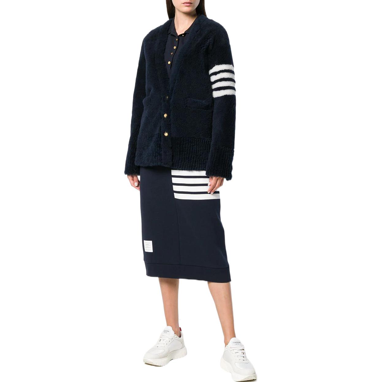 Lookbook 톰브라운 SS22 네이비 4-바 스트라이프 스커트 백투스쿨 에디션. FKJ008A-00535-415