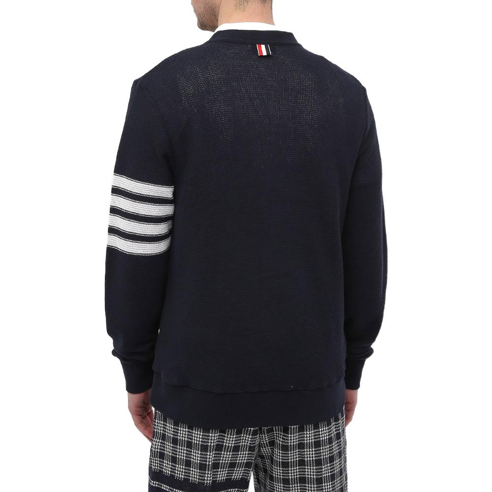 Lookbook 톰브라운 SS22 네이비 브이넥 스트라이프 니트 가디건 유니섹스. MJT306A-07897-415