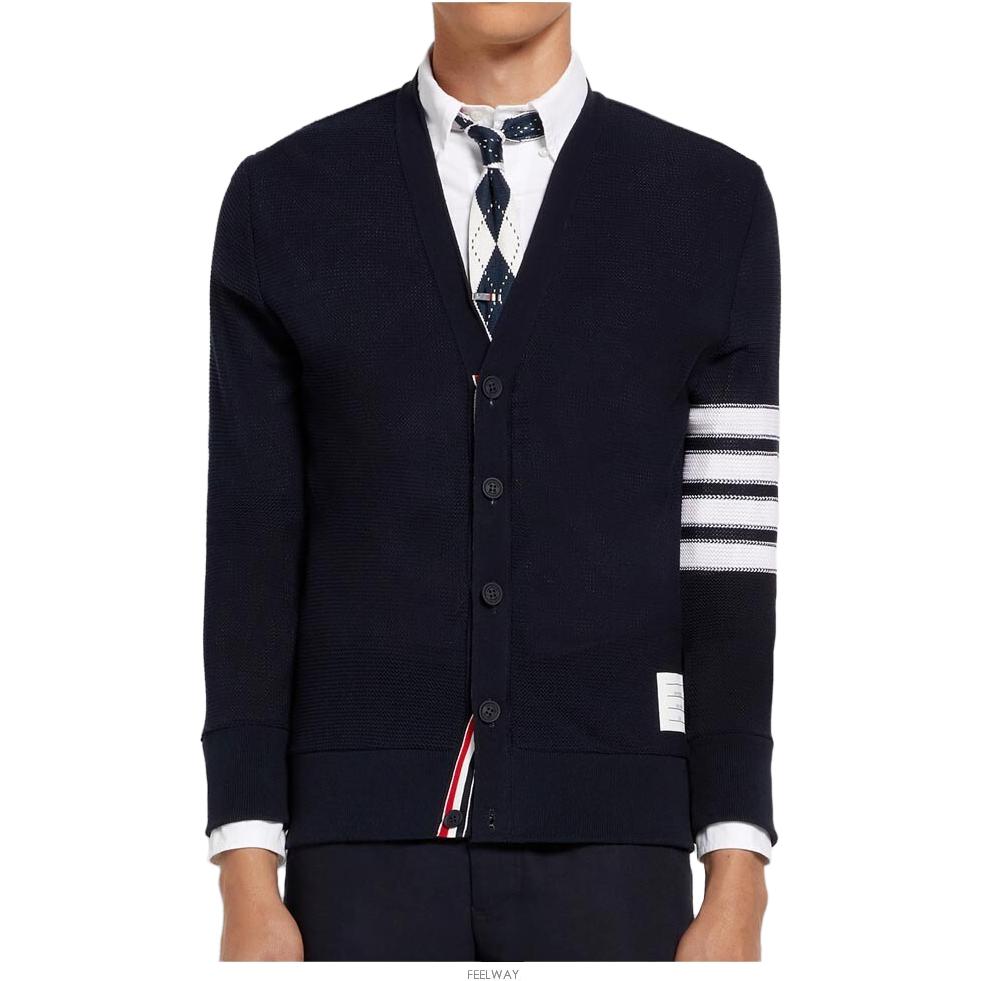 Sizing 톰브라운 SS22 네이비 브이넥 스트라이프 니트 가디건 유니섹스. MJT306A-07897-415