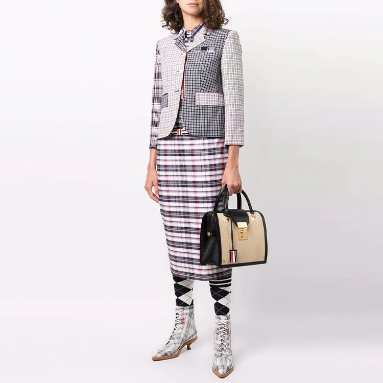 Lookbook 톰 브라운 SS22 체크 프린트 반팔 폴로 드레스 멀티컬러 백투스쿨. FDSC77F-07856-960