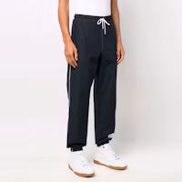 Purchase THOM BROWNE SS22 素色抽繩針織運動褲 深藍黑長褲。 MJQ150-A0765-1415