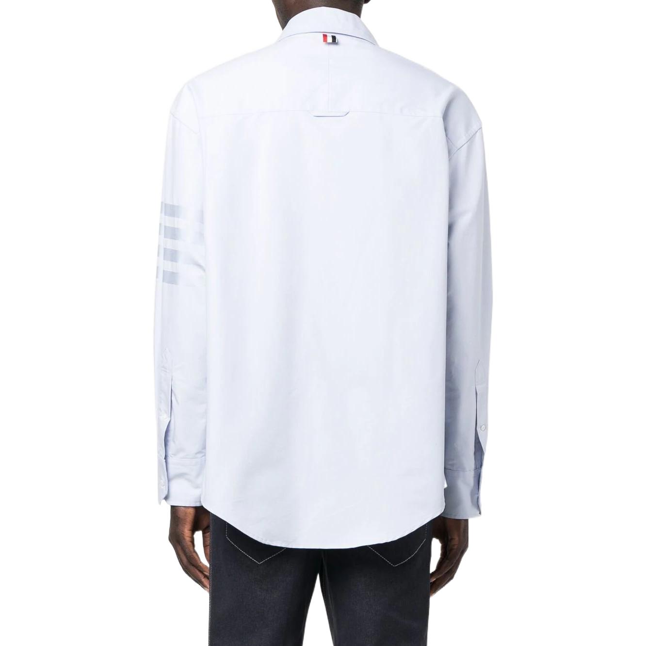Purchase THOM BROWNE SS23 Kemeja Biru Lengan Panjang dengan Detail Garis. MWL381A-06496-480