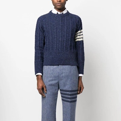 THOM BROWNE SS23 Sweater Biru Slim-Fit 4-Bar Lengan Panjang Klasik. MKA469B-Y1506-424 Shop THOM BROWNE SS23 Sweater Biru Slim-Fit 4-Bar Lengan Panjang Klasik. MKA469B-Y1506-424