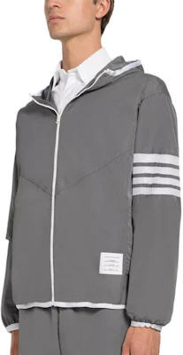 톰 브라운 SS23 클래식 4-바 폴리에스터 집 후디 재킷 그레이 MJT366A-F0197-035 Lookbook 톰 브라운 SS23 클래식 4-바 폴리에스터 집 후디 재킷 그레이 MJT366A-F0197-035