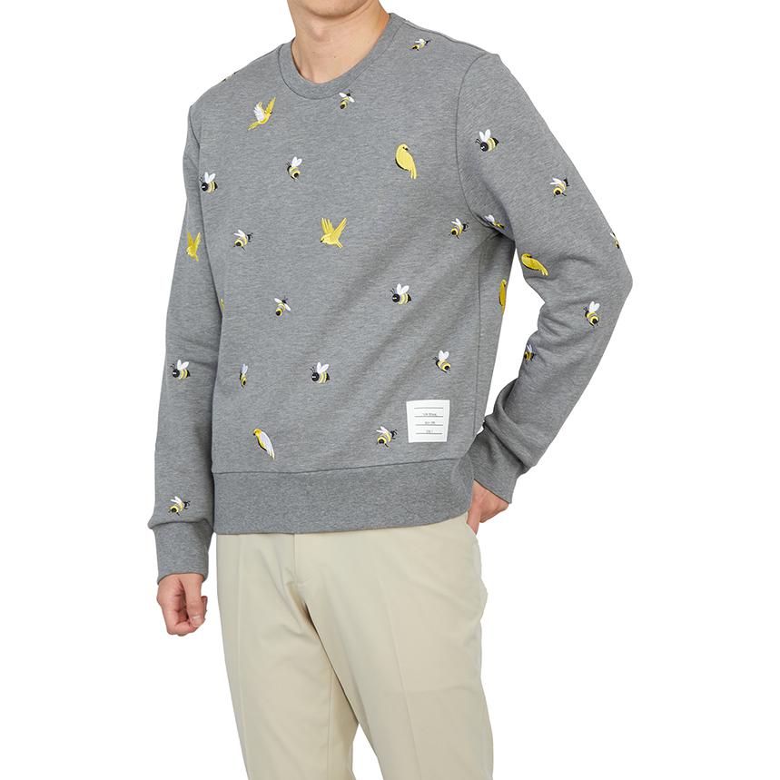 Sizing Sudadera Gris con Bordado de Pájaro THOM BROWNE SS23. MJT367E-06931-035