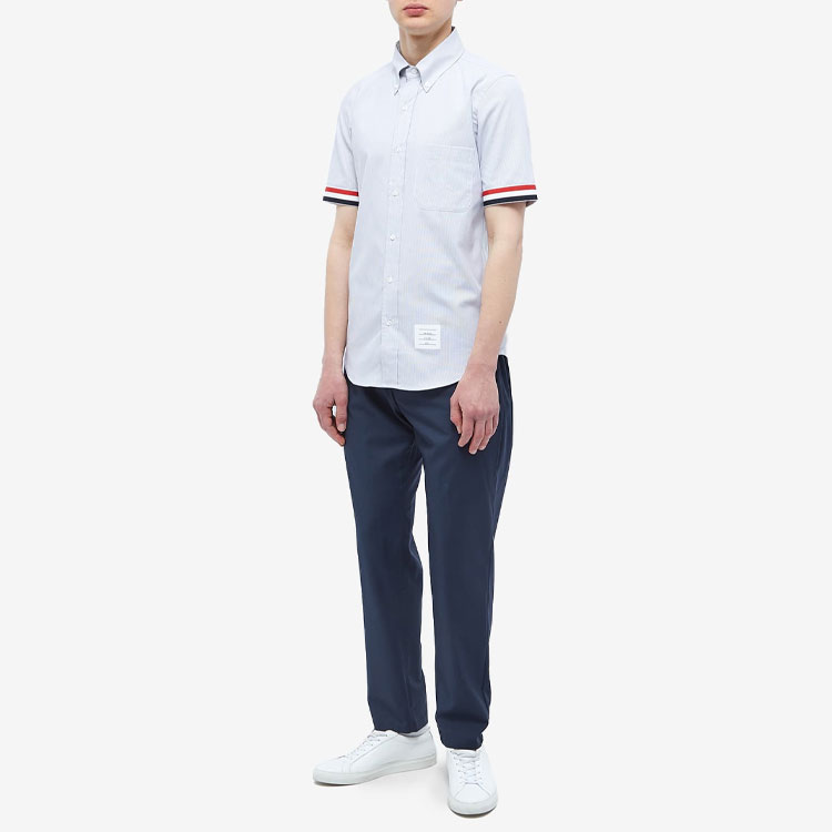 Lookbook THOM BROWNE SS23 Camisa Gris de Rayas Verticales Manga Corta. MWS252A-06272-035