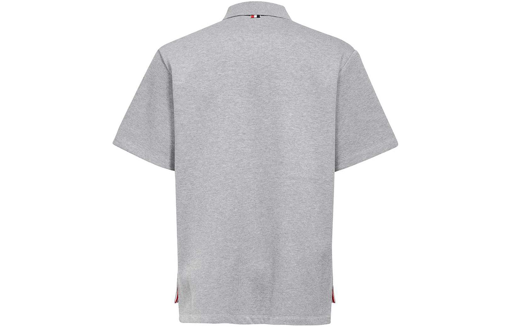 Lookbook THOM BROWNE SS23 Abu-abu Polo Shirt Lengan Pendek Kasual Musim Panas. MJP171A-J0029-055