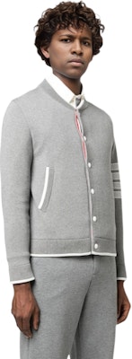 Thom Browne SS23 Jaket Bomber Abu-abu Garis Lengan Panjang. MKJ100A-Y3006-055 Lookbook Thom Browne SS23 Jaket Bomber Abu-abu Garis Lengan Panjang. MKJ100A-Y3006-055