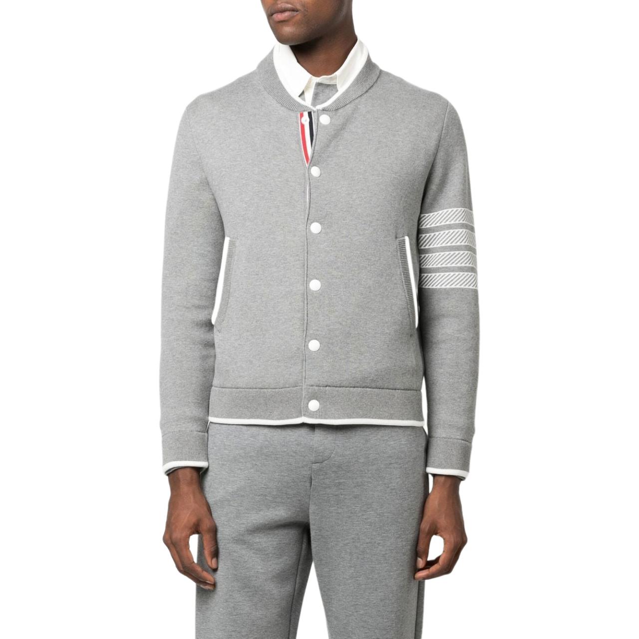 Shop Thom Browne SS23 Jaket Bomber Abu-abu Garis Lengan Panjang. MKJ100A-Y3006-055