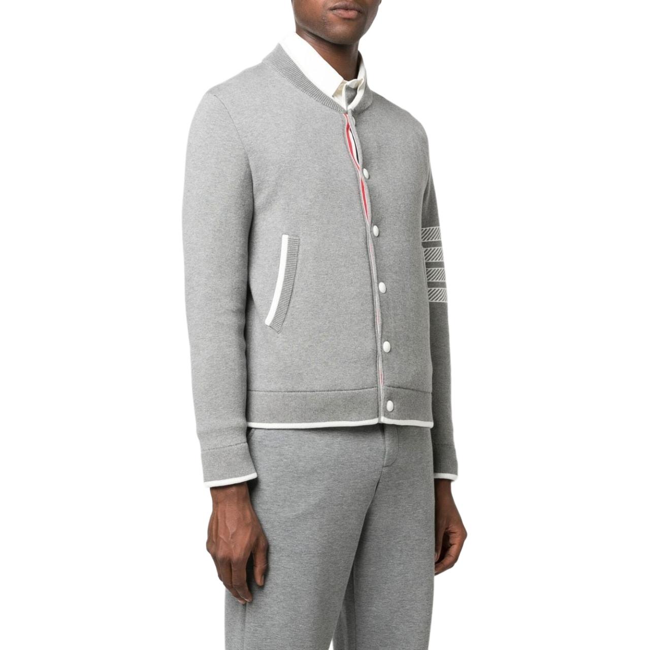 Details for Thom Browne SS23 Jaket Bomber Abu-abu Garis Lengan Panjang. MKJ100A-Y3006-055