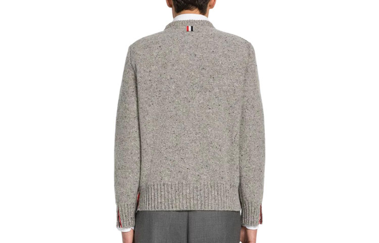 Lookbook 톰 브라운 SS23 그레이 울 크루넥 스웨터 포바 스트라이프. MKA448A-Y1032-055