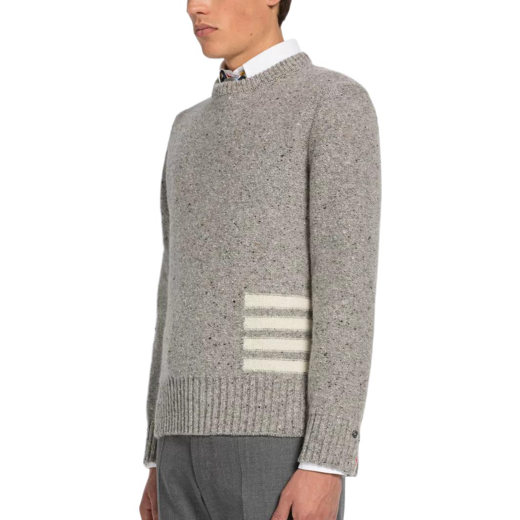 Purchase 톰 브라운 SS23 그레이 울 크루넥 스웨터 포바 스트라이프. MKA448A-Y1032-055