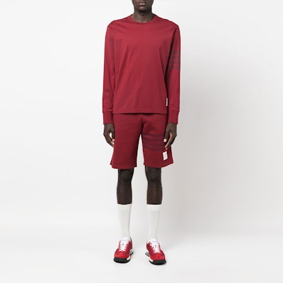 THOM BROWNE SS23 Camiseta Manga Larga Roja Oscura con Rayas de Cuatro Barras MJS117A-J0044-601 Lookbook THOM BROWNE SS23 Camiseta Manga Larga Roja Oscura con Rayas de Cuatro Barras MJS117A-J0044-601