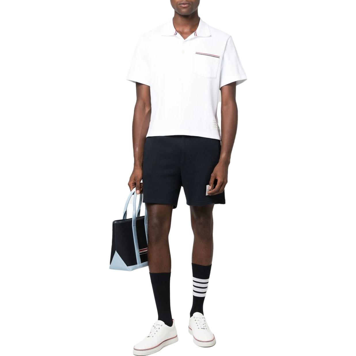 Lookbook THOM BROWNE SS23 Polo Blanco de Manga Corta con Botones Parciales. MJP171A-J0029-100