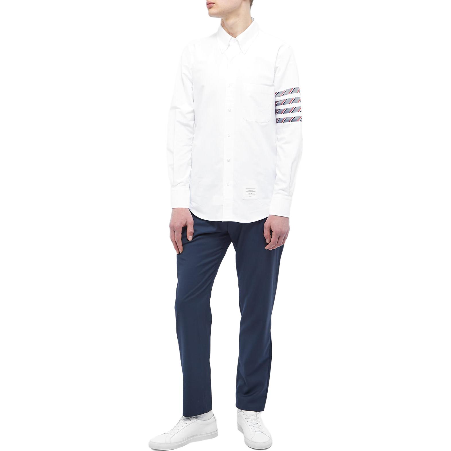 Lookbook Camisa Hombre Thom Browne SS23 Clásica 4-Rayas Manga Larga Gris Blanco. MWL374C-05371-133