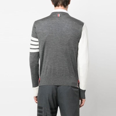 Thom Browne SS23 对比拼接圆领毛衣 男士 灰色 MKA002FY1014982 Shop Thom Browne SS23 对比拼接圆领毛衣 男士 灰色 MKA002FY1014982