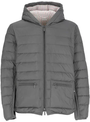 Thom Browne SS23 Jaket Kelabu Berzip Penuh Lengan Panjang Padded. MJD105X-F0241-025 Order Thom Browne SS23 Jaket Kelabu Berzip Penuh Lengan Panjang Padded. MJD105X-F0241-025