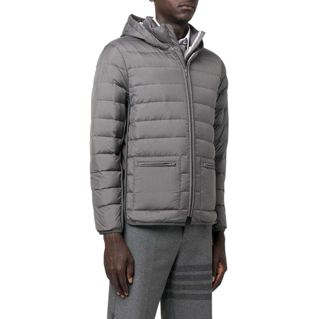 Purchase Thom Browne SS23 Jaket Kelabu Berzip Penuh Lengan Panjang Padded. MJD105X-F0241-025