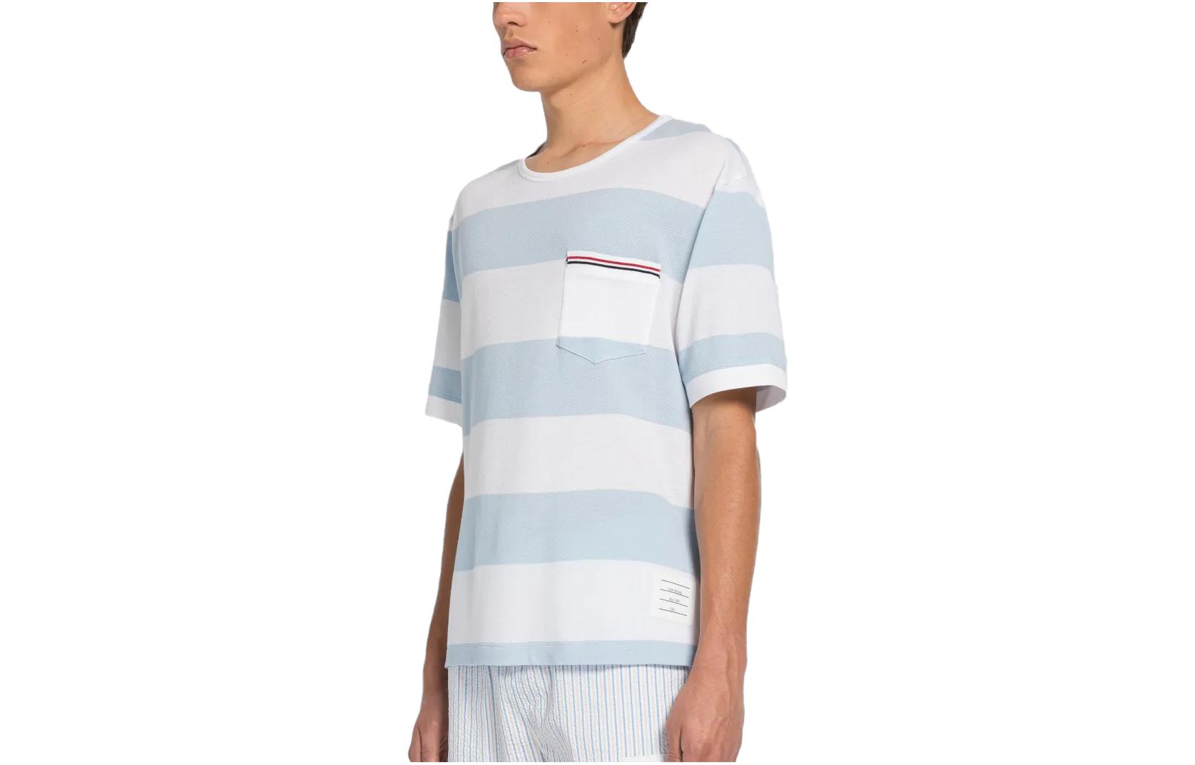 Lookbook Camiseta Azul Hombre THOM BROWNE SS23 Cuello Redondo Manga Corta Detalle Rayas. MJS201A-J0049-452