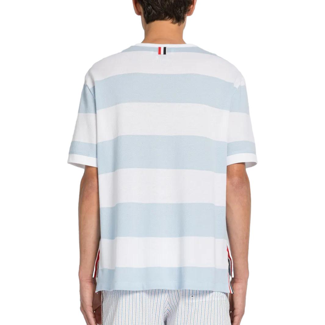 Sizing Camiseta Azul Hombre THOM BROWNE SS23 Cuello Redondo Manga Corta Detalle Rayas. MJS201A-J0049-452