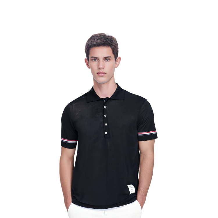 Lookbook THOM BROWNE SS24 Kaos Polo Santai Lengan Pendek Biru Stripe-Cuff. MJP193A-J0129-415