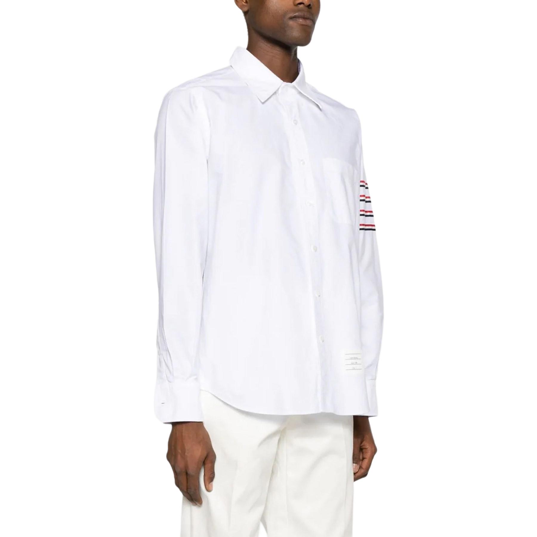 Shop THOM BROWNE SS24 Kemeja Lengan Panjang Putih 4-Bar Stripe Klasik. MWL395AF0313100